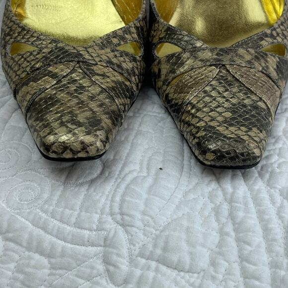 J Renee Women's Size 8 Gray/Cream Marion Faux Snakeskin Kitten Heel Pumps - Picture 8 of 10